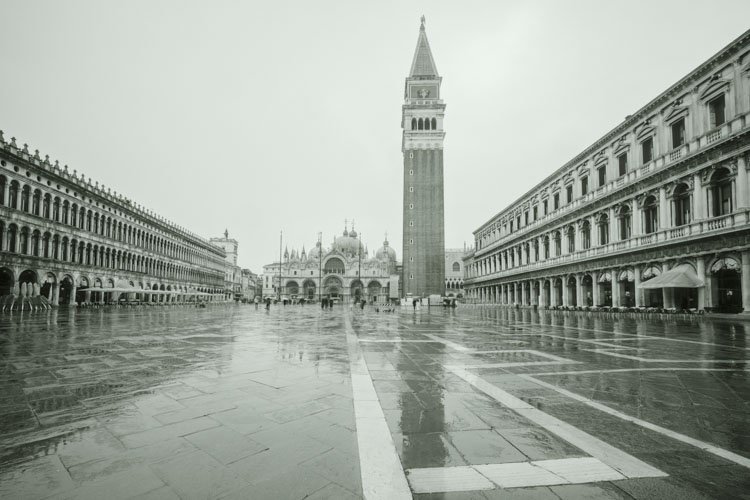 Arriving Slowly in Venice — Mist, Waiting, and Photography